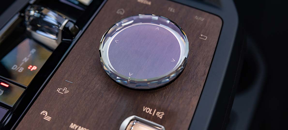 Super Bowl 2022: Arnold Švarceneger i Selma Hajek u BMW iX-u