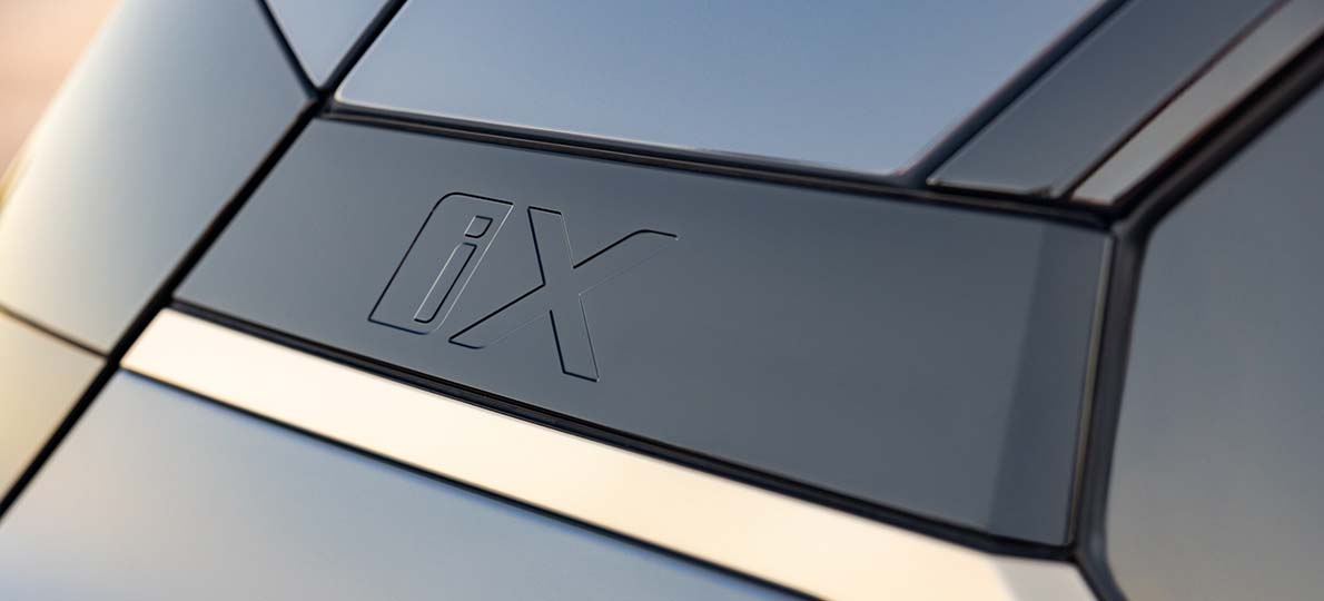 Super Bowl 2022: Arnold Švarceneger i Selma Hajek u BMW iX-u