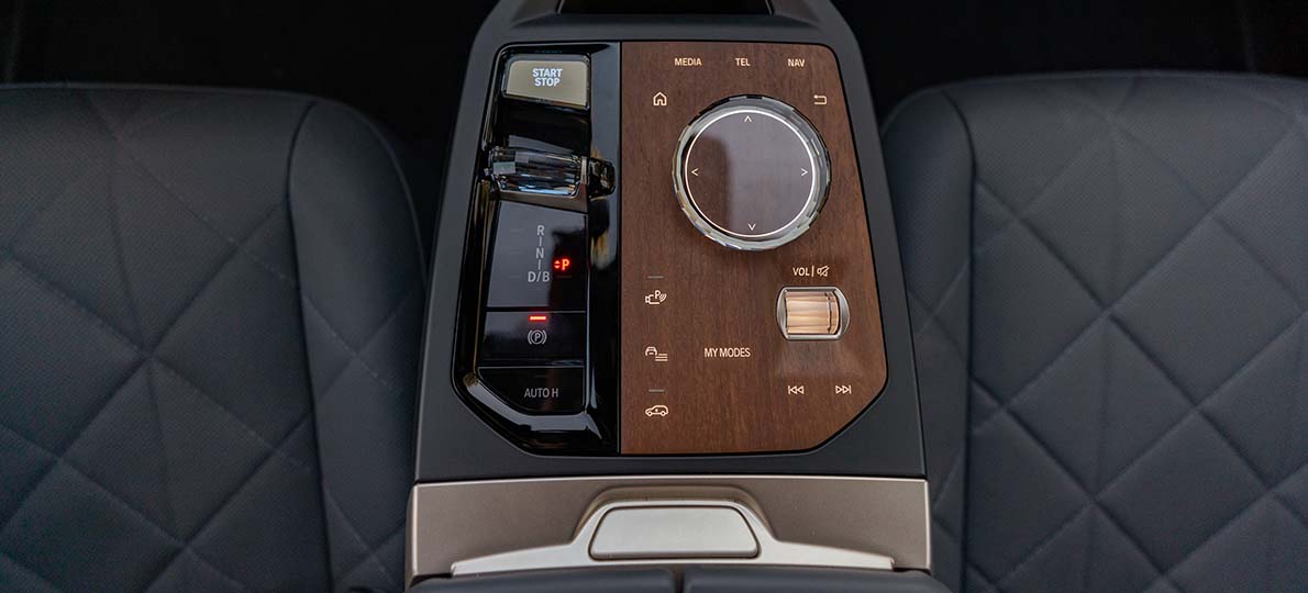 Super Bowl 2022: Arnold Švarceneger i Selma Hajek u BMW iX-u