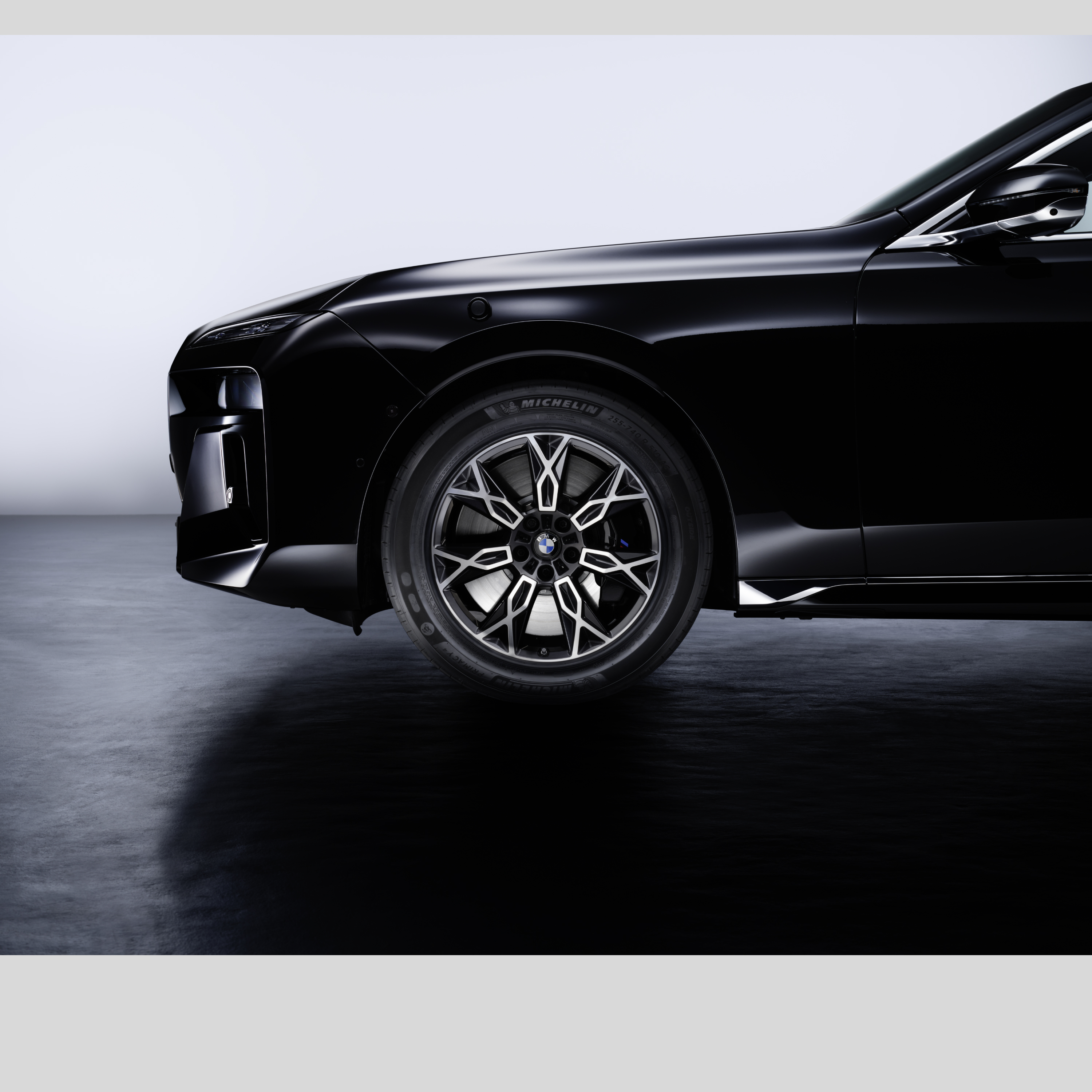 Prednji točak BMW-a sa krupnim kadrom gume
