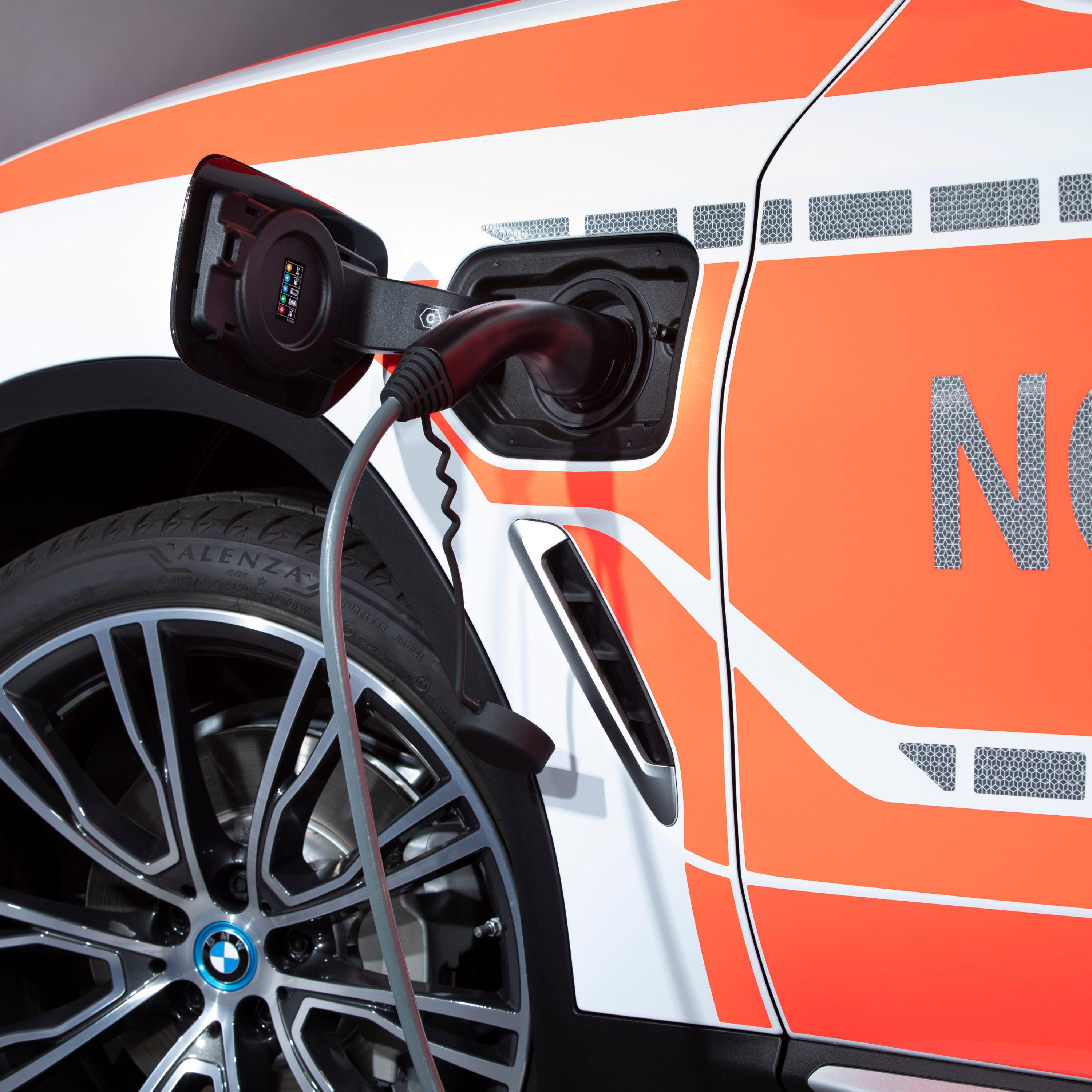 Punjenje BMW hibridnog službenog vozila sa plag-in instalacijom; krupni kadar kabla za punjenje