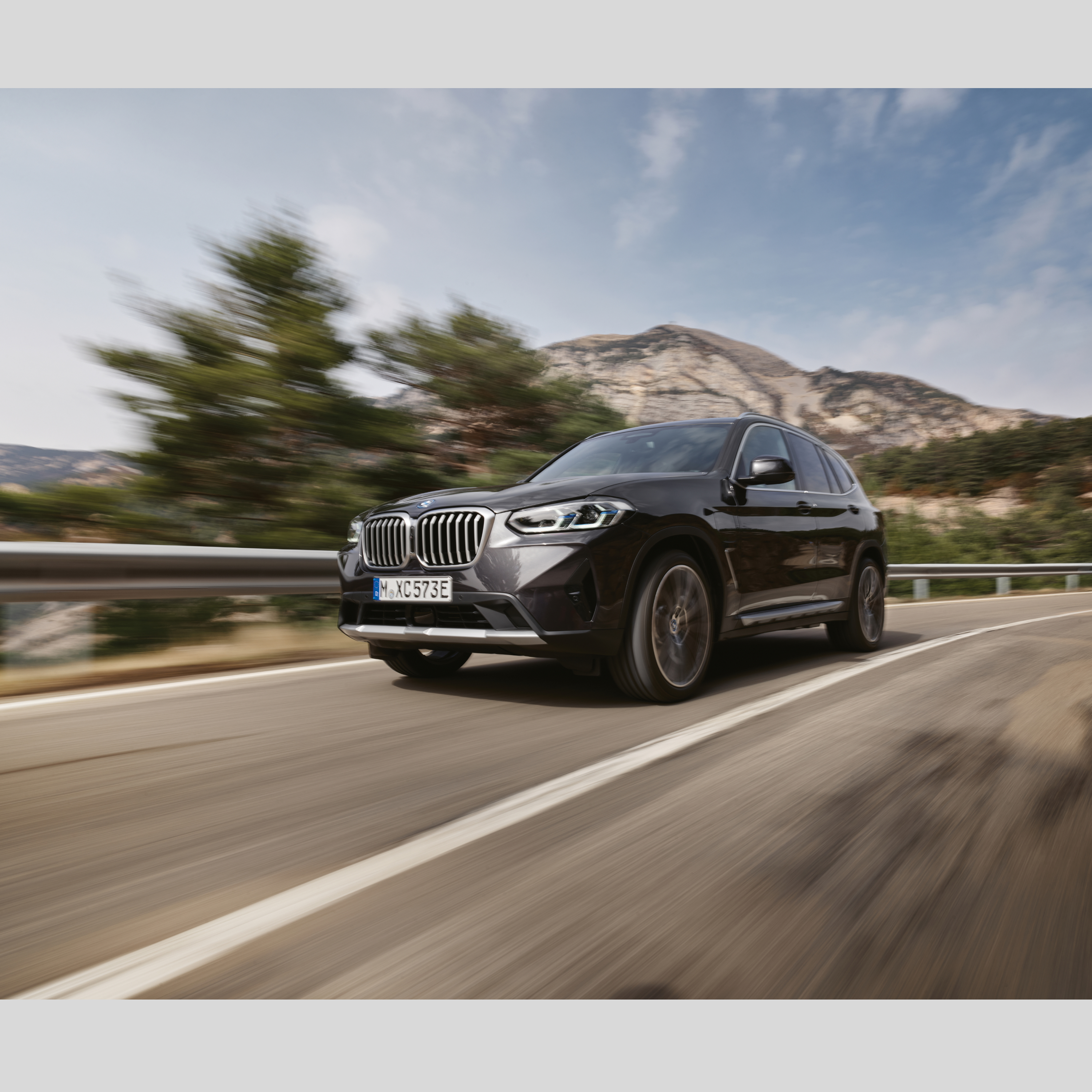BMW vozilo hitne pomoći koje se kreće putem
