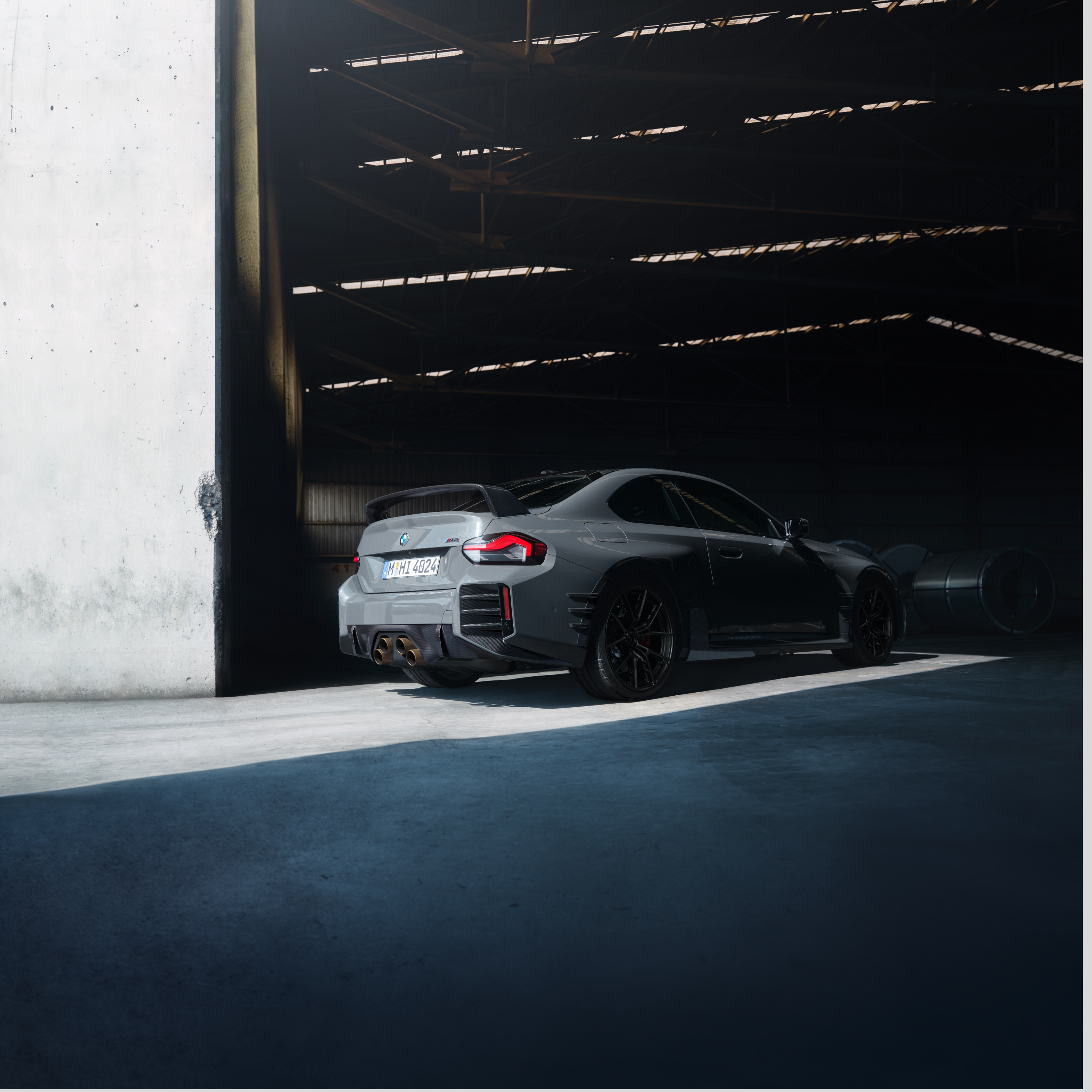 BMW parkiran ispred kapije velike hale