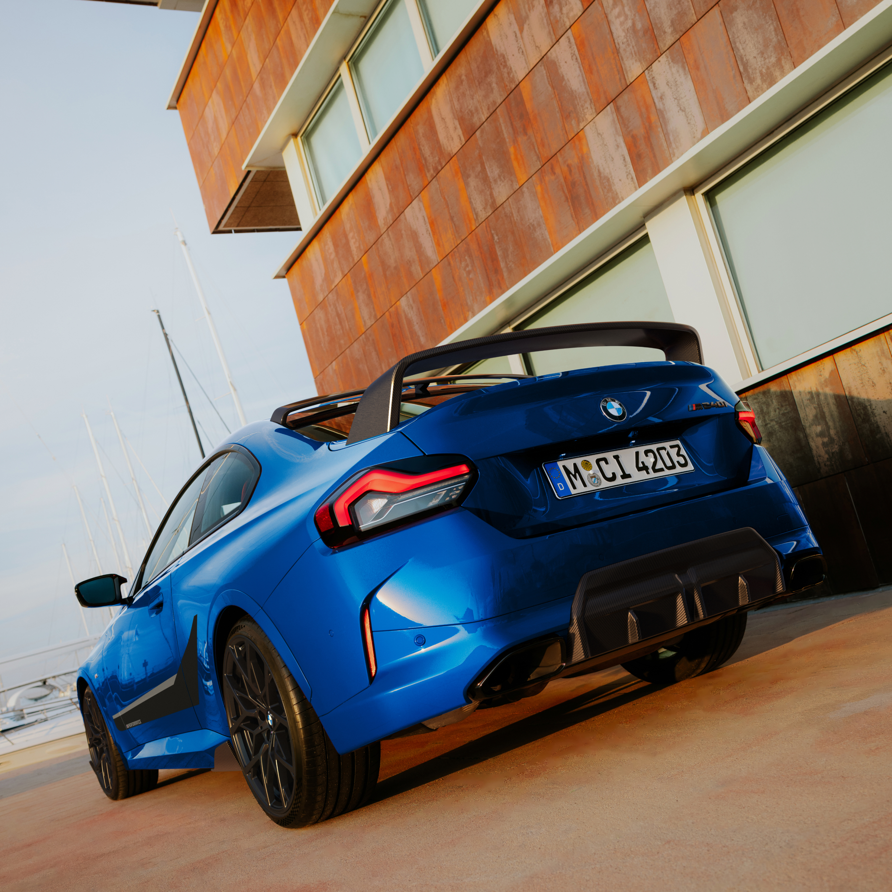 BMW sa M Performance zadnjim spojlerem parkiran ispred kuće