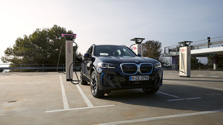 BMW Posebne prodajne ponude Održivost Centar Upravljanje Standardi rada i ljudska prava tamnoputa žena i muškarac sede
