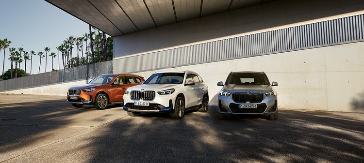 BMW Posebne prodajne ponude Održivost Centar Ekološki aspekt Portfolio proizvoda BMW vozila parkirana jedan pored drugog ispod podvožnjaka
