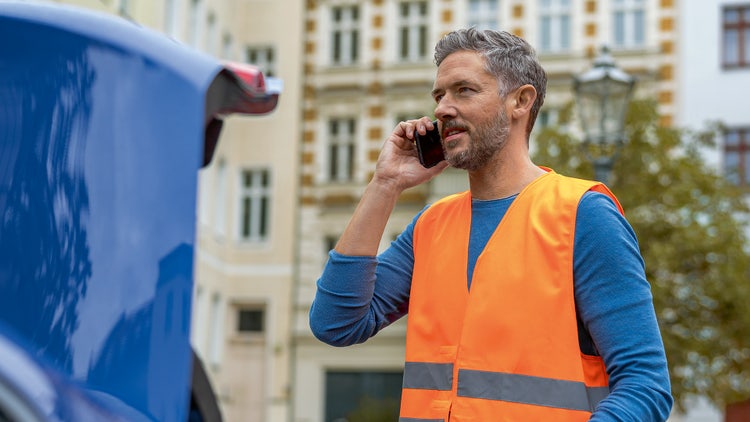 BMW Repair and Care (Popravka i nega) BMW-ov Tim za pomoć u slučaju kvara i nezgode čovek priča preko telefona