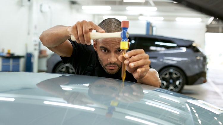 BMW Repair and Care (Popravka i nega) Popravka udubljenja osoblje radionice