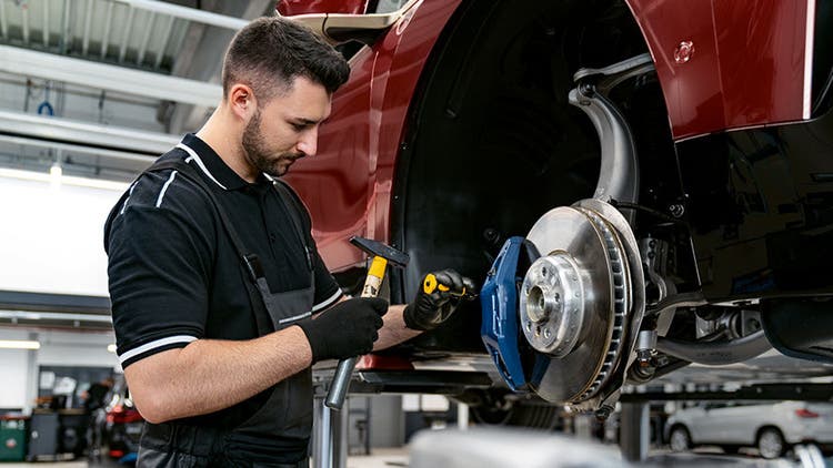 BMW Service Inclusive Plus član osoblja radionica podešava kočnice