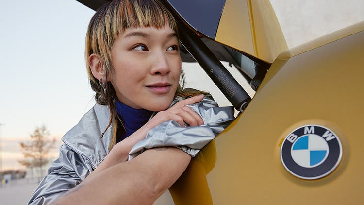 BMW Service Inclusive žena viri iz prtljažnika BMW-a X2