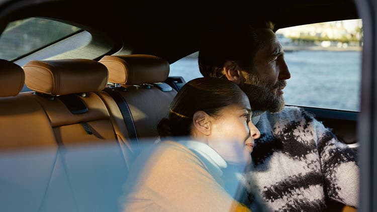 BMW Produžena garancija muškarac i žena naslonjeni na zadnjim sedištima vozila