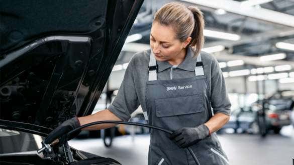 Član osoblja radionice BMW Value Service popravlja vozilo
