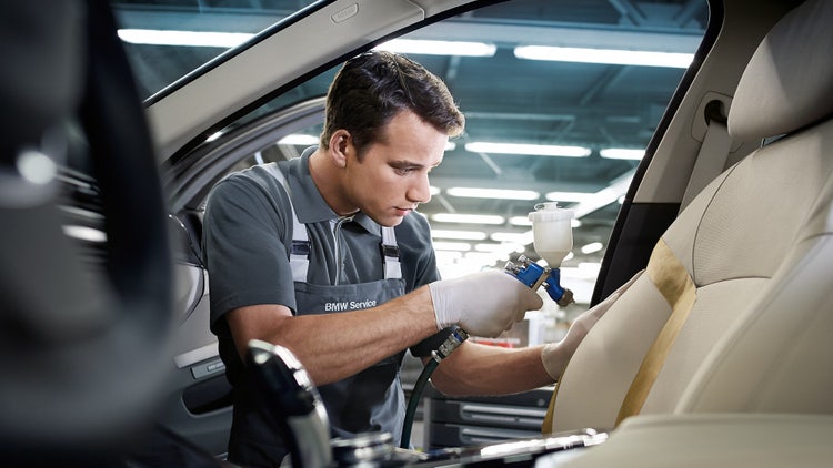 BMW Repair and Care (Popravka i nega) BMW Unutrašnje popravke osoblje radionice